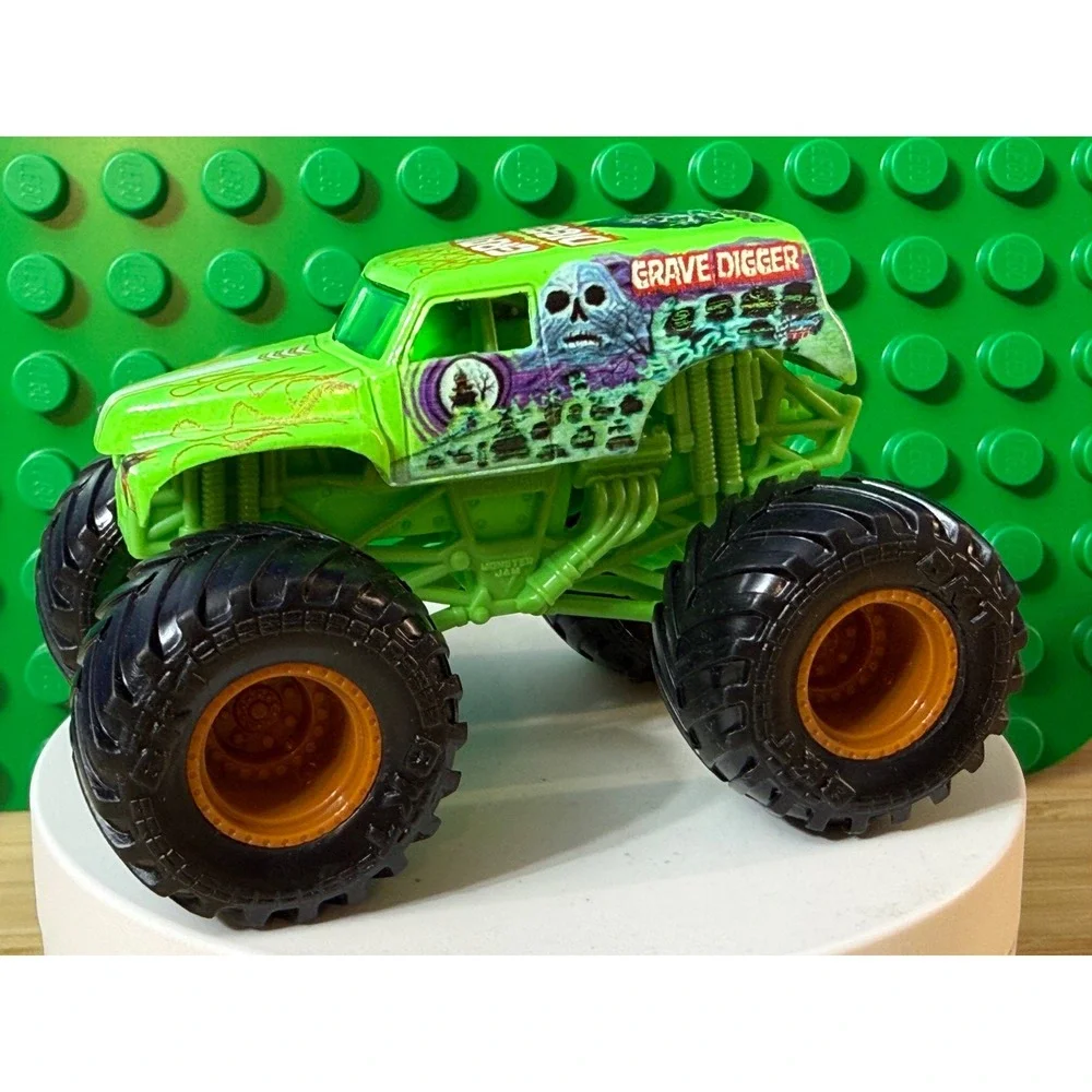 Monster Jam Grave Digger Monster Truck Spin Master 2022 Green BKT Tires 1:64